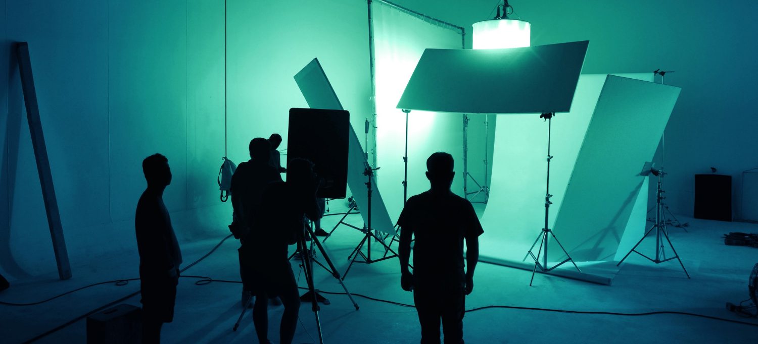 imagenes-borrosas-equipo-produccion-vdo-trabajando-estudio-fotografia-fondo-luz